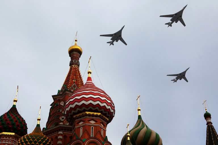 Стратегические бомбардировщики Ту-160 над Красной площадью во время репетиционного пролета в преддверии Парада Победы Стратегические бомбардировщики Ту-160 над Красной площадью во время репетиционного пролета в преддверии Парада Победы