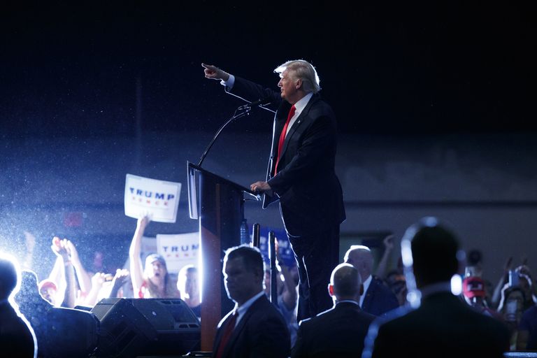 Кандидат в президенты США Дональд Трамп выступает в городе Дайтона-Бич Кандидат в президенты США Дональд Трамп выступает в городе Дайтона-Бич