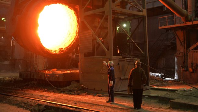 Рабочие в кислородно-конвертерном цехе Магнитогорского металлургического комбината. Архивное фото Рабочие в кислородно-конвертерном цехе Магнитогорского металлургического комбината. Архивное фото
