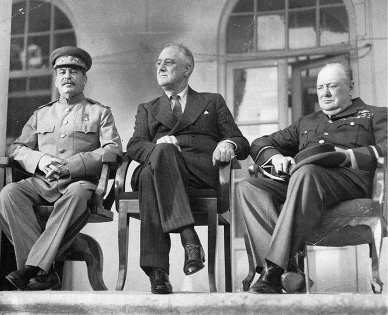 Иосиф Сталин, Франклин Рузвельт и Уинстон Черчилль во время Тегеранской конференции. 1943 год 