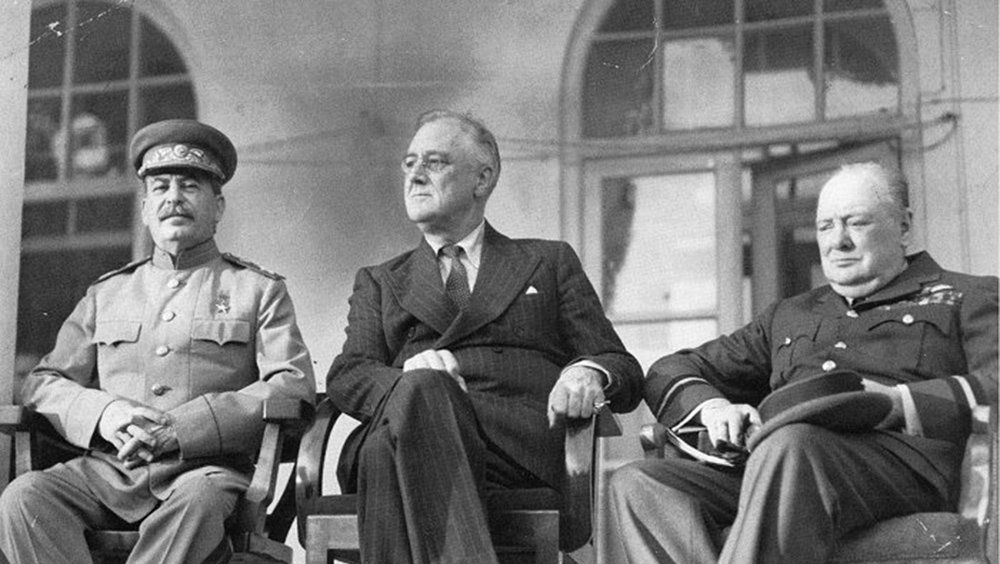 Иосиф Сталин, Франклин Рузвельт и Уинстон Черчилль во время Тегеранской конференции. 1943 год Иосиф Сталин, Франклин Рузвельт и Уинстон Черчилль во время Тегеранской конференции. 1943 год - РИА Новости, 1920, 28.11.2023