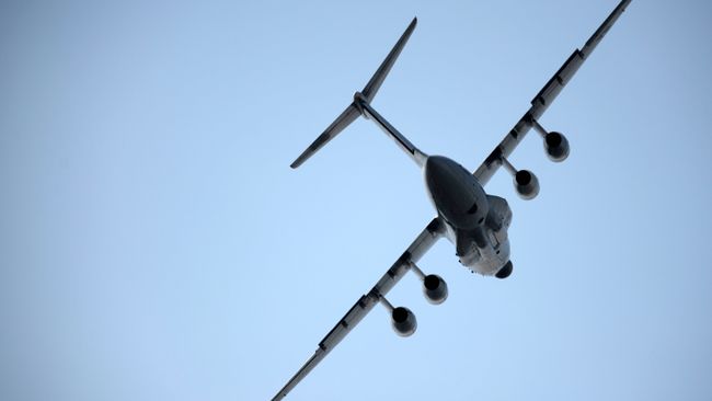 Самолет ИЛ-76МД-90А во время тренировочного полета. Архивное фото Самолет ИЛ-76МД-90А во время тренировочного полета. Архивное фото