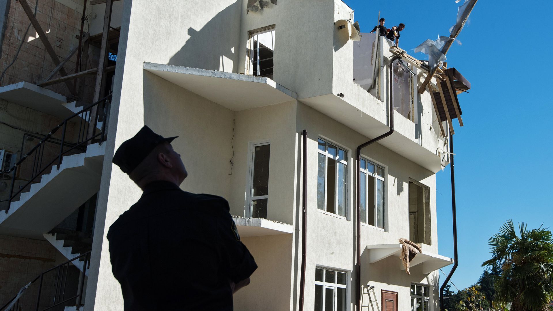 Судебный пристав во время сноса жилого дома в Сочи, признанного незаконным по решению суда Судебный пристав во время сноса жилого дома в Сочи, признанного незаконным по решению суда - РИА Новости, 1920, 13.05.2026