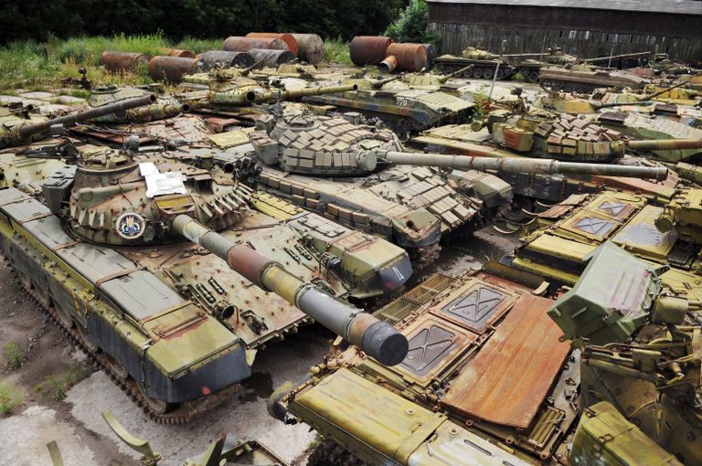 Полигон законсервированной военной техники на Львовском бронетанковом заводе
