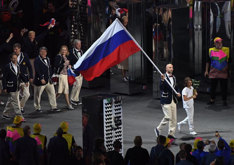 Знаменосец сборной России Сергей Тетюхин несет российский флаг на церемонии открытия летних Олимпийских игр в Рио