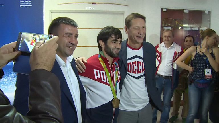 Первый российский чемпион ОИ-2016 показал завоеванную золотую медаль Первый российский чемпион ОИ-2016 показал завоеванную золотую медаль
