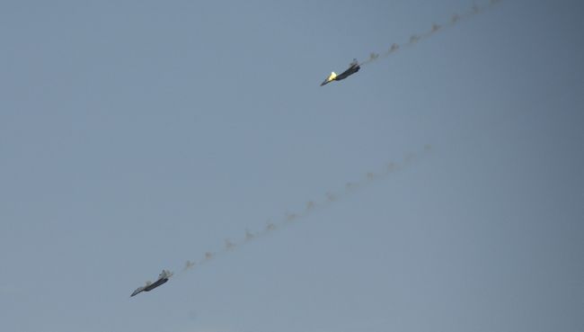 Истребители МиГ-35 выполняют демонстрационный полет во время международного конкурса Ключи от неба Истребители МиГ-35 выполняют демонстрационный полет во время международного конкурса Ключи от неба