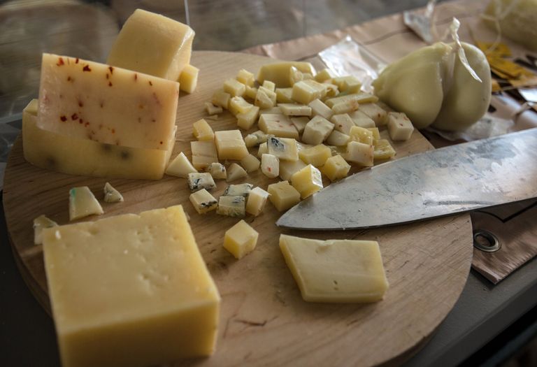 Сырная продукция на сырном фестивале в Истринском районе Московской области
