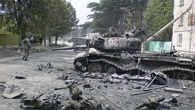 Разбитая боевая техника в городе Цхинвали, подвергшемся нападению грузинских войск. Архивное фото Разбитая боевая техника в городе Цхинвали, подвергшемся нападению грузинских войск. Архивное фото