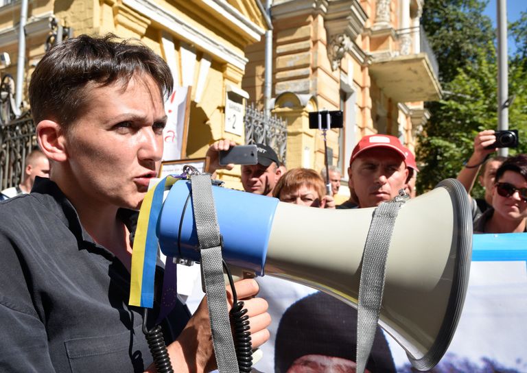 Депутат Верховной рады Надежда Савченко на митинге у здания администрации президента Украины. Депутат Верховной рады Надежда Савченко на митинге у здания администрации президента Украины.