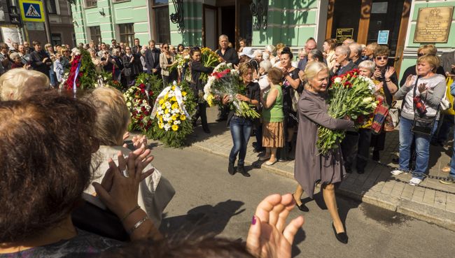 Церемония прощания с актрисой Зинаидой Шарко в Санкт-Петербурге