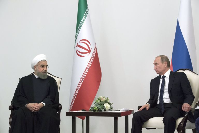 Президент России Владимир Путин и президент Исламской Республики Иран Хасан Рухани во время встречи в Центре Гейдара Алиева в Баку. 8 августа 2016