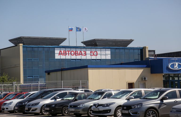 Автомобили на стоянке у завода ОАО АвтоВАЗ в Тольятти Автомобили на стоянке у завода ОАО АвтоВАЗ в Тольятти
