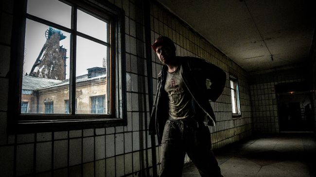 Шахтер после смены на шахте в Донецке. Архивное фото