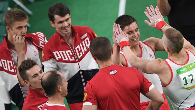 Российские спортсмены Иван Стретович, Николай Куксенков, Никита Нагорный, Денис Аблязин (на втором плане слева направо) перед выполнением опорных прыжков