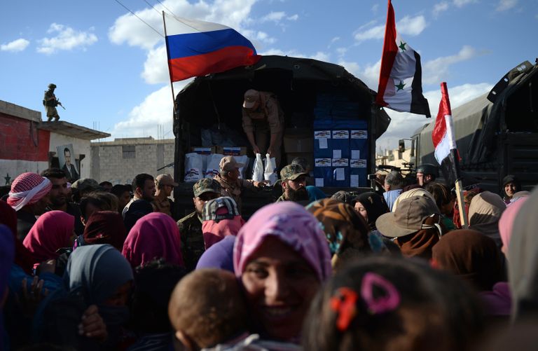 Раздача российской гуманитарной помощи жителям населенного пункта Каукаб в Сирии Раздача российской гуманитарной помощи жителям населенного пункта Каукаб в Сирии