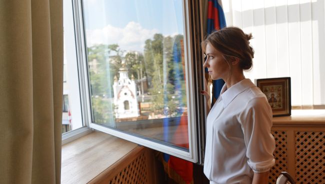 Прокурор Республики Крым Наталья Поклонская в рабочем кабинете в Крыму
