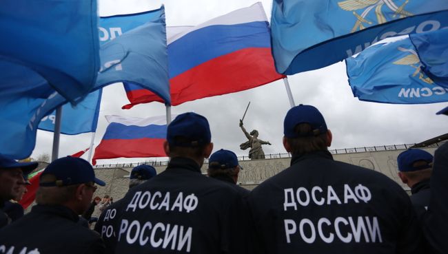 Участники автопробега В судьбе России - моя судьба на Мамаевом Кургане у памятника Родина-мать зовет! в Волгограде. Архивное фото