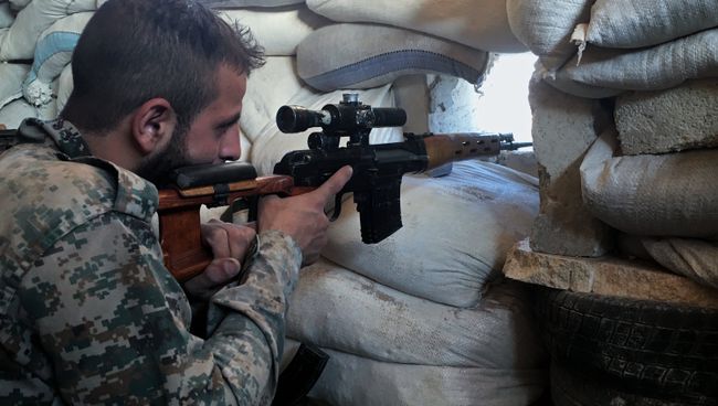 Боец сирийской армии на передовой позиции. Архивное фото