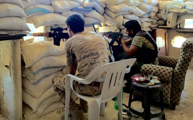 Бойцы сирийской армии на передовой позиции на юге Алеппо в Сирии. Август 2016
