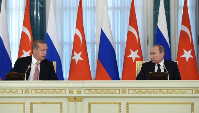 Президент России Владимир Путин и президент Турции Реджеп Тайип Эрдоган на пресс-конференции по итогам российско-турецких переговоров в Константиновском дворце в Санкт-Петербурге. 9 августа 2016 года Президент России Владимир Путин и президент Турции Реджеп Тайип Эрдоган на пресс-конференции по итогам российско-турецких переговоров в Константиновском дворце в Санкт-Петербурге. 9 августа 2016 года