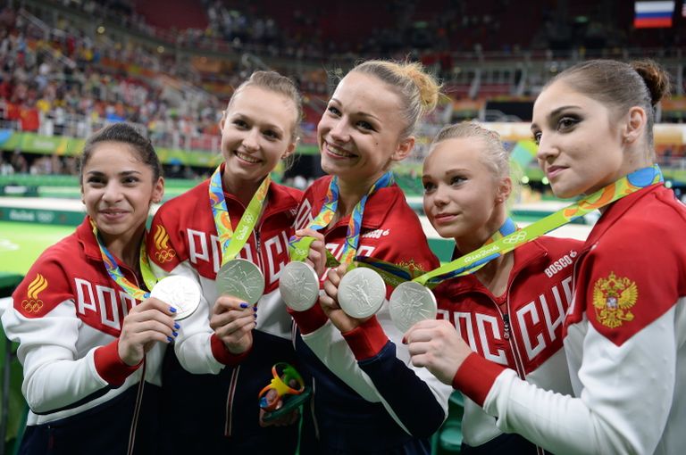 Спортсменки сборной России, завоевавшие серебряные медали в командном многоборье среди женщин на соревнованиях по спортивной гимнастике на XXXI летних Олимпийских играх Спортсменки сборной России, завоевавшие серебряные медали в командном многоборье среди женщин на соревнованиях по спортивной гимнастике на XXXI летних Олимпийских играх