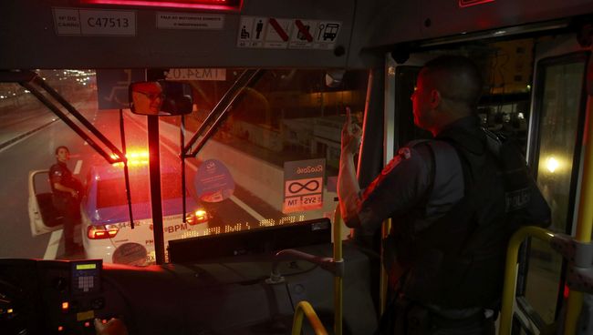 Обстрел автобуса с прессой в олимпийском Рио-де-Жанейро Обстрел автобуса с прессой в олимпийском Рио-де-Жанейро