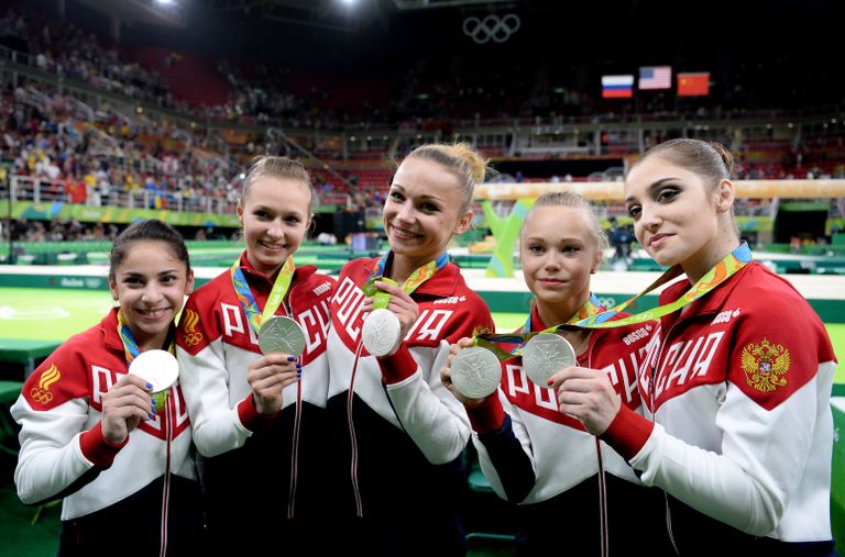 Российские гимнастки Седа Тутхалян, Дарья Спиридонова, Мария Пасека, Ангелина Мельникова и Алия Мустафина, завоевавшие серебряные медали на XXXI летних Олимпийских играх Российские гимнастки Седа Тутхалян, Дарья Спиридонова, Мария Пасека, Ангелина Мельникова и Алия Мустафина, завоевавшие серебряные медали на XXXI летних Олимпийских играх
