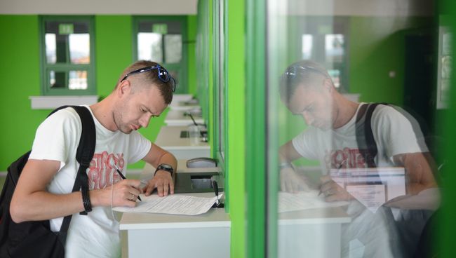 Водитель оплачивает штраф за нарушение правил дорожного движения. Архивное фото Водитель оплачивает штраф за нарушение правил дорожного движения. Архивное фото