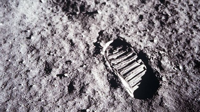След американского астронавта Базза Олдрина во время миссии Аполлон-11 на Луне. Архивное фото След американского астронавта Базза Олдрина во время миссии Аполлон-11 на Луне. Архивное фото