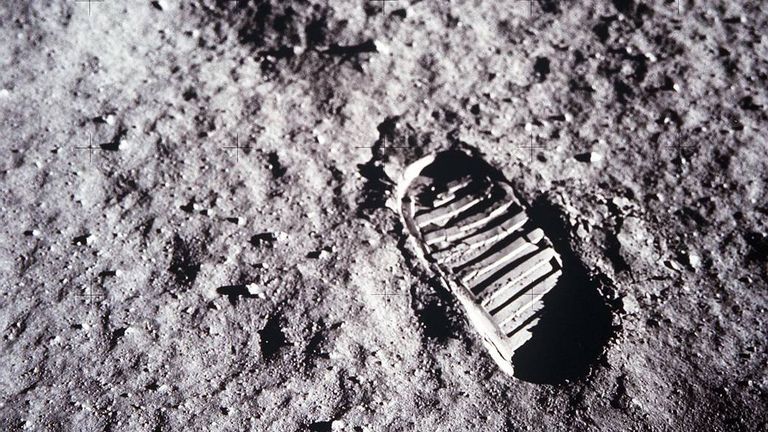 След американского астронавта Базза Олдрина во время миссии Аполлон-11 на Луне След американского астронавта Базза Олдрина во время миссии Аполлон-11 на Луне