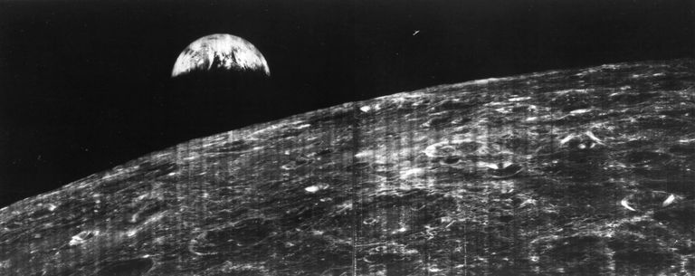 Первый снимок поверхности Луны сделанный космический аппаратом Lunar Orbiter 1. 1966 год Первый снимок поверхности Луны сделанный космический аппаратом Lunar Orbiter 1. 1966 год