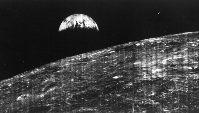 Первый снимок поверхности Луны сделанный космический аппаратом Lunar Orbiter 1. 1966 год Первый снимок поверхности Луны сделанный космический аппаратом Lunar Orbiter 1. 1966 год