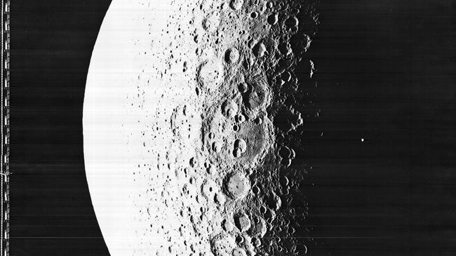 Снимок поверхности Луны сделанный космический аппаратом Lunar Orbiter 5 Снимок поверхности Луны сделанный космический аппаратом Lunar Orbiter 5