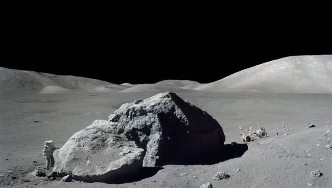 Американский астронавт Харрисон Шмитт на Луне Американский астронавт Харрисон Шмитт на Луне