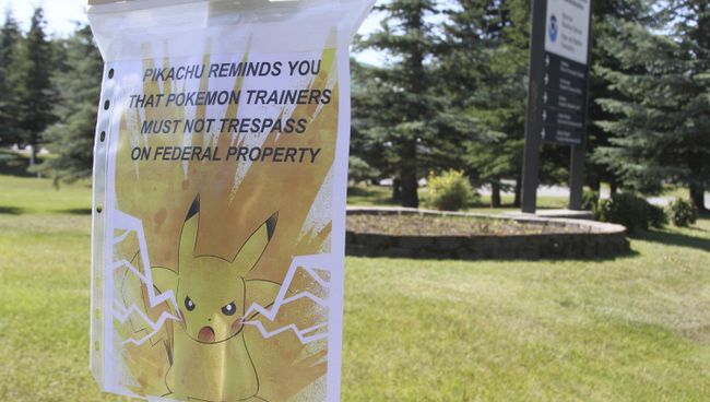 Плакат, предупреждающий о запрете игры в Pokemon Go на территории, находящейся в федеральной собственности. Архивное фото Плакат, предупреждающий о запрете игры в Pokemon Go на территории, находящейся в федеральной собственности. Архивное фото