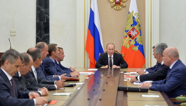 Владимир Путин на совещании с постоянными членами Совета безопасности РФ в Кремле. 11 августа 2016 Владимир Путин на совещании с постоянными членами Совета безопасности РФ в Кремле. 11 августа 2016