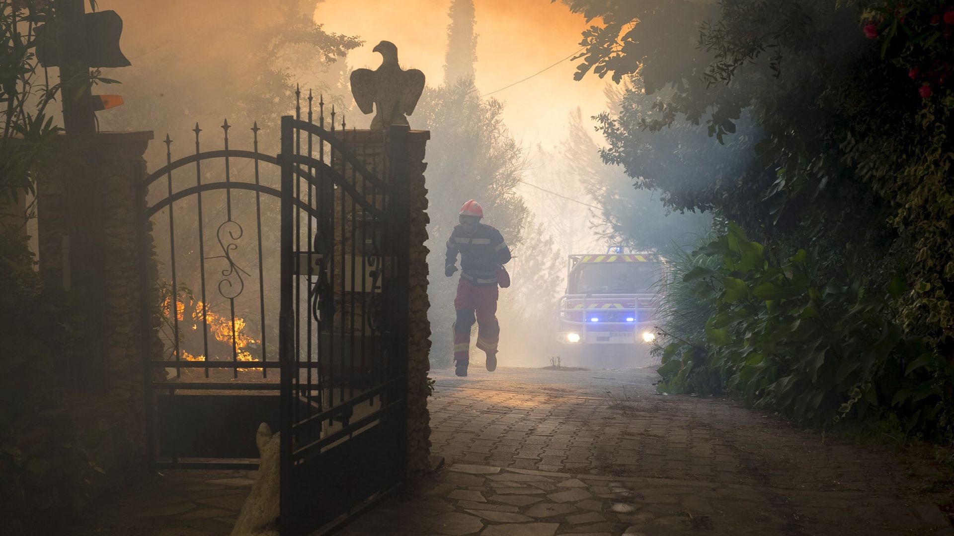 Пожарный во время тушения пожара недалеко от Марселя Пожарный во время тушения пожара недалеко от Марселя - РИА Новости, 1920, 09.04.2023