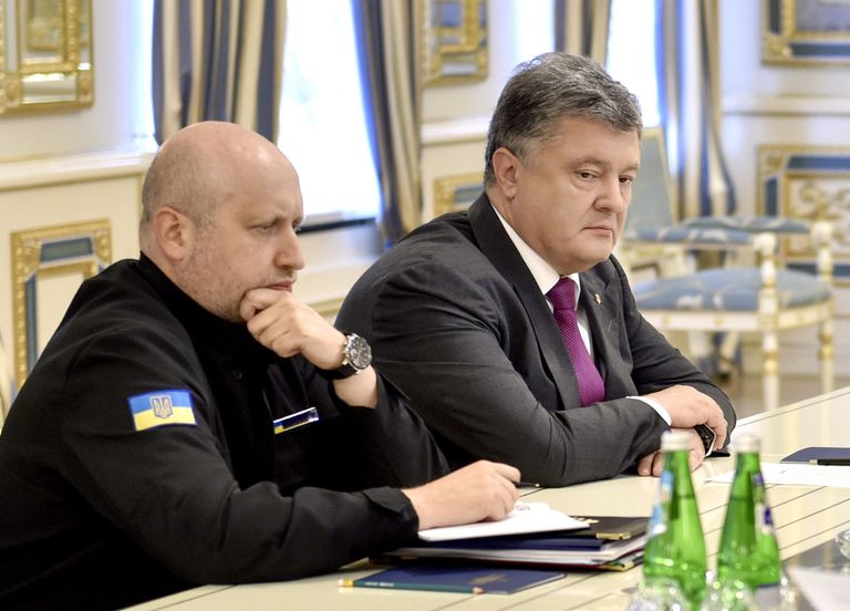 Президент Украины Петр Порошенко и Александр Турчинов во время совещания руководства силовых структур и МИД Украины. 11 августа 2016 года Президент Украины Петр Порошенко и Александр Турчинов во время совещания руководства силовых структур и МИД Украины. 11 августа 2016 года