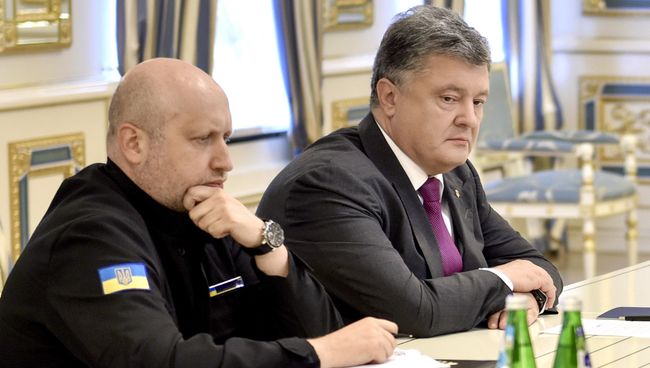 Президент Украины Петр Порошенко (справа). Архивное фото Президент Украины Петр Порошенко (справа). Архивное фото