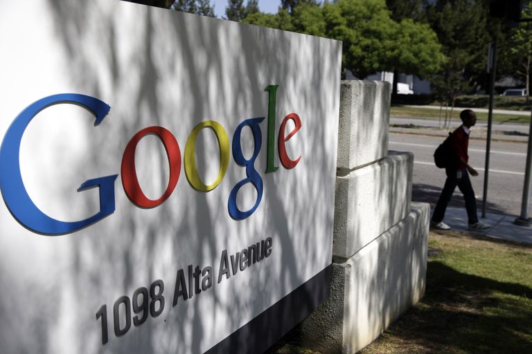 Логотип компании Google у здания штаб-квартиры в Маунтин-Вью, Калифорния, США 