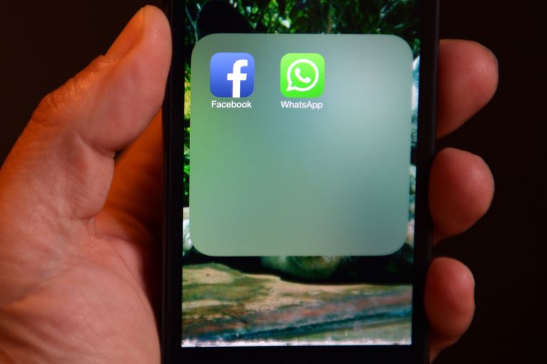 Иконки WhatsApp и Facebook на экране смартфона