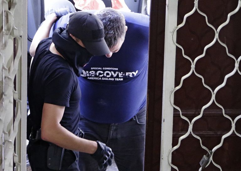 Сотрудники ФСБ вводят в Киевский районный суд Симферополя подозреваемого в организации терактов в Крыму Евгения Панова Сотрудники ФСБ вводят в Киевский районный суд Симферополя подозреваемого в организации терактов в Крыму Евгения Панова