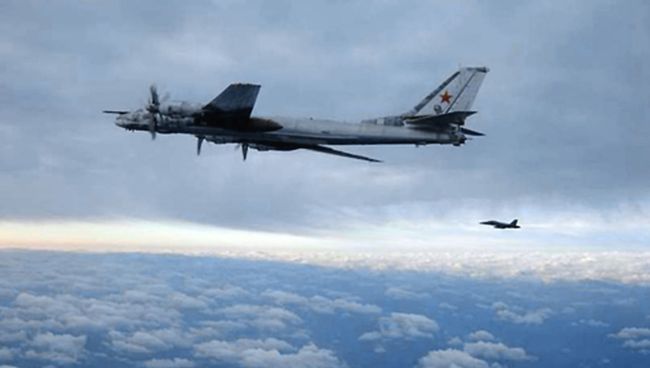 Палубный истребитель F/A-18. Архивное фото Палубный истребитель F/A-18. Архивное фото