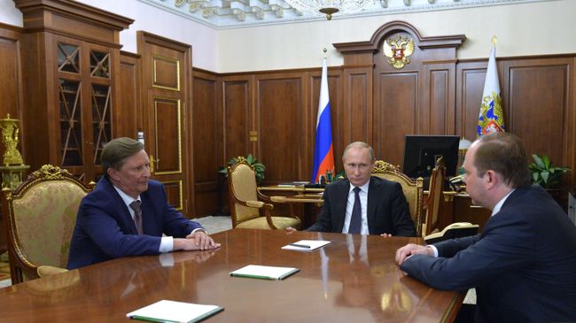 Президент России Владимир Путин во время встречи в Кремле с назначенным руководителем администрации президента Антоном Вайно, и назначенным специальным представителем президента РФ по вопросам природоохранной деятельности, экологии и транспорта Сергеем Ивановым Президент России Владимир Путин во время встречи в Кремле с назначенным руководителем администрации президента Антоном Вайно, и назначенным специальным представителем президента РФ по вопросам природоохранной деятельности, экологии и транспорта Сергеем Ивановым