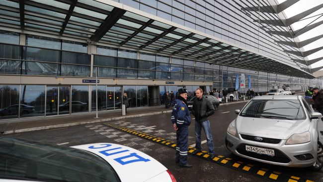 У входа в задние пассажирского терминала А международного аэропорта Внуково. Архивное фото