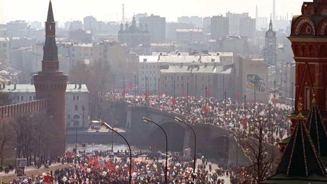 Участники первомайской демонстрации в центре Москвы. 1987 год. Архивное фото Участники первомайской демонстрации в центре Москвы. 1987 год. Архивное фото