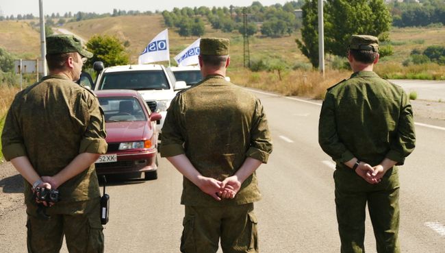 Представители ОБСЕ на линии соприкосновения в Донбассе. Архивное фото Представители ОБСЕ на линии соприкосновения в Донбассе. Архивное фото