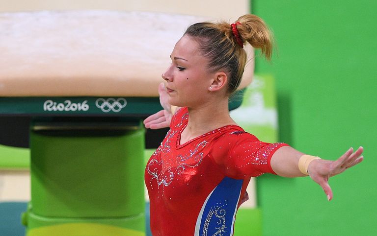 Мария Пасека выполняет опорный прыжок во время XXXI летних Олимпийских игр