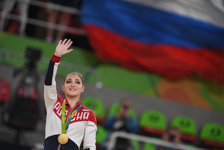 Алия Мустафина, завоевавшая золотую медаль в упражнениях на брусьях на XXXI летних Олимпийских играх